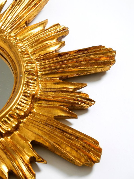 Image 1 of Bellissimo specchio da parete italiano del Mid Century Sunburst in legno e resina, placcato oro