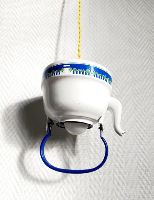 Vintage geëmailleerde theepot hangend