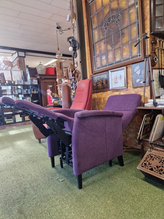 Image 1 of FitFORM elektrische relaxfauteuil/liftstoel – paarse stof – model 580 M3