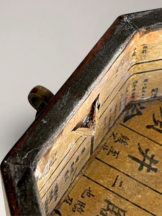 Image 1 of Lampenpaar in lackierten, asiatisch inspirierten Gehäusen, polychromer Verzierung und Messing – 63 cm