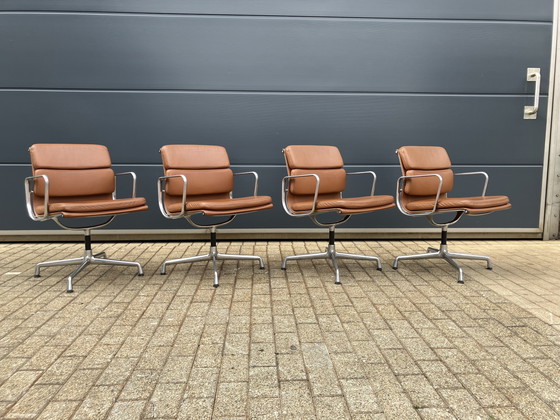 Image 1 of Sedie girevoli Vitra in pelle cognac EA208 Softpad