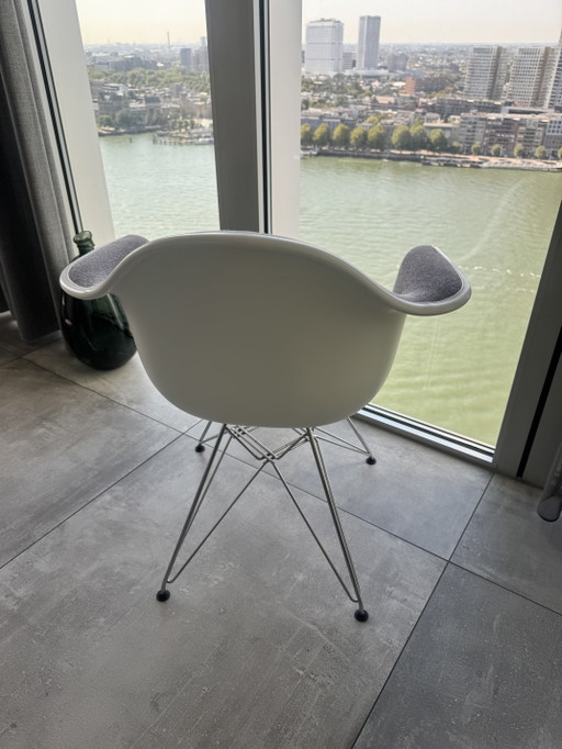 Vitra Eames Chair, Upholstered – eetkamerstoelen, Other, Metal (photo 2 of 5)