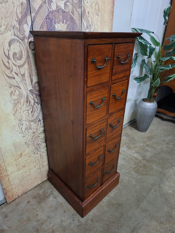 Image 1 of Klassische englische Kommode, Apothekerschrank, Aktenschrank, Maße: 45 x 45 cm und 120 cm hoch.