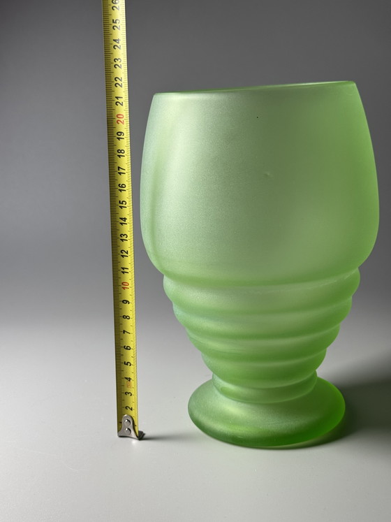 Image 1 of Vaso Art Déco in cristallo all'uranio con base a gradini – Design geometrico satinato – Anni '30