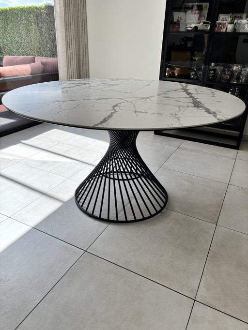 Runder Tisch im italienischen Design