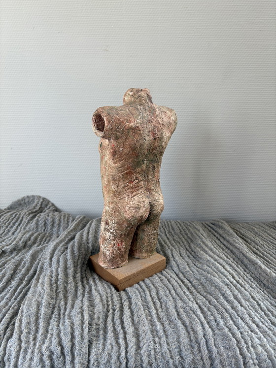 Image 1 of Busto vintage in chamotte con la scritta "HE" su base in legno, altezza 31 cm.