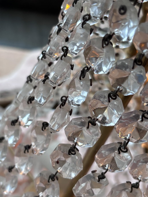 Bellissimo lampadario antico con gocce di cristallo