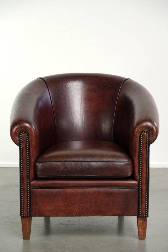 Stoere vintage schapenleren clubfauteuil met mooie kleuren en een luxe afwerking met siernagels en zwarte (photo 2 of 12)