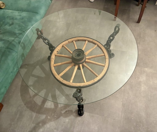 Table basse design en bois massif, motif roue de chariot

Table basse design