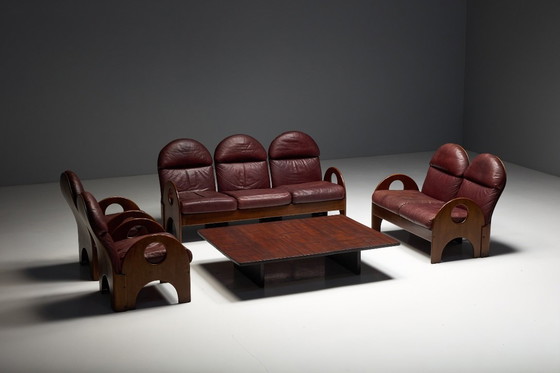 Image 1 of Arcata-Zweisitzer-Sofa von Gae Aulenti aus Walnussholz und burgunderrotem Leder, Italien, 1968