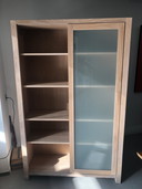 Moderne teakhouten kast met schuifdeur