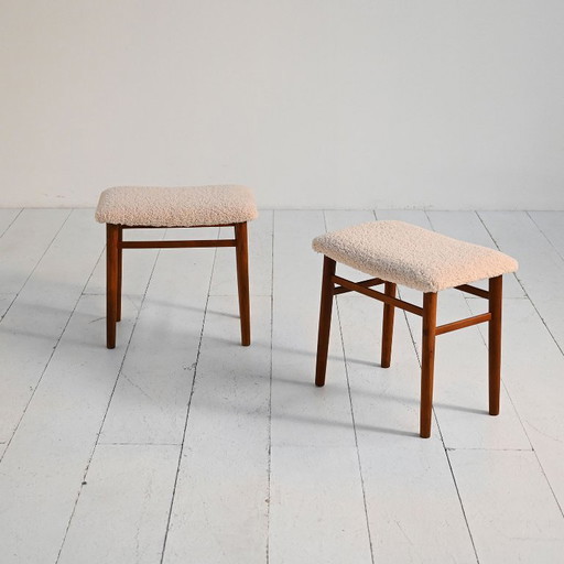 Scandinavische teakhouten krukjes met schapenvachtzitting, jaren 60