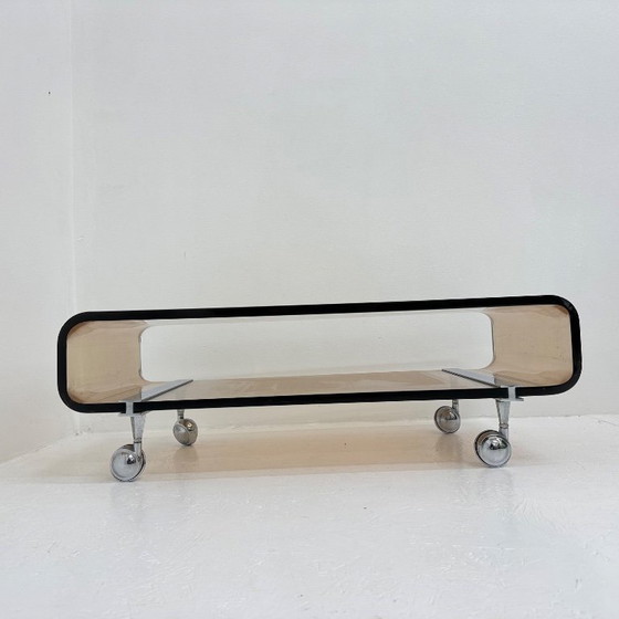 Image 1 of Mesa de centro de plexiglás de mediados de siglo, diseñada por Michel Dumas para Roche Bobois en 1972.