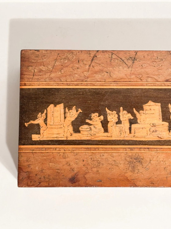 Boîte en bois ornée de figures sculptées, fabrication de Sorrente, années 1950 – Objets déco, Wood, Velvet (photo 3 of 8)