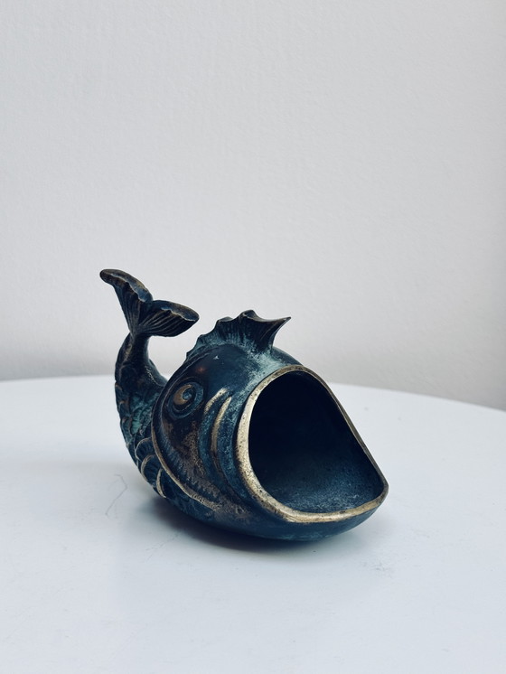 Image 1 of Posacenere vintage a forma di pesce Walter Bosse – Raccoglitore in ottone patinato – Decorazione in verderame di metà secolo