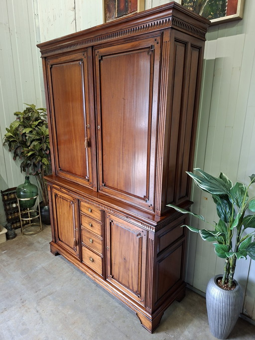 Klassischer englischer Hängeschrank, Geschirrschrank, Schrankmaße: 146x49cm und 214cm hoch.