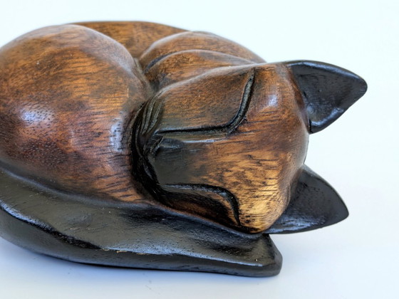 Image 1 of Serre-livres/presse-papiers en teck, style scandinave, représentant un chat siamois endormi.