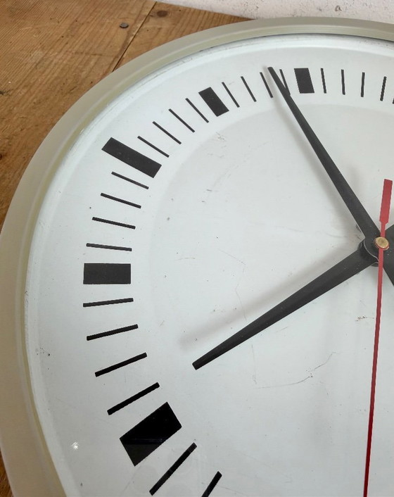 Image 1 of Industrielle graue Bakelit-Wanduhr von Pragotron, 1970er Jahre