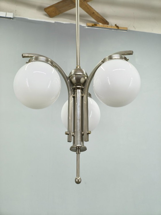 Image 1 of Art Deco kroonluchter uit de jaren 30 van nikkel met opaalglazen bollen.