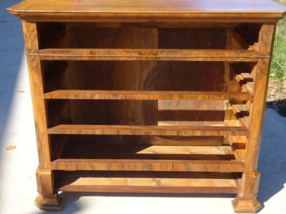 Image 1 of Commode Louis Philippe en noyer et ronce de noyer
