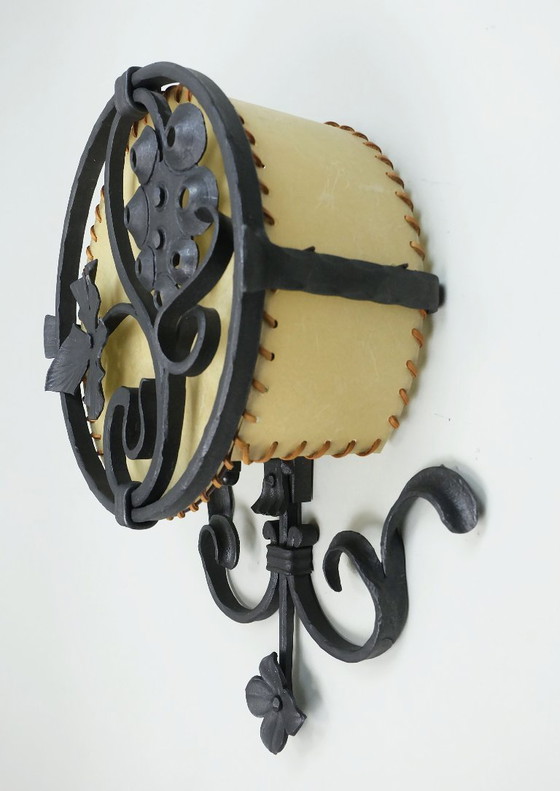 Image 1 of uitstekende 1970 vintage wandlamp smeedijzer en perkament koch & sons brutalistisch rustiek ontwerp