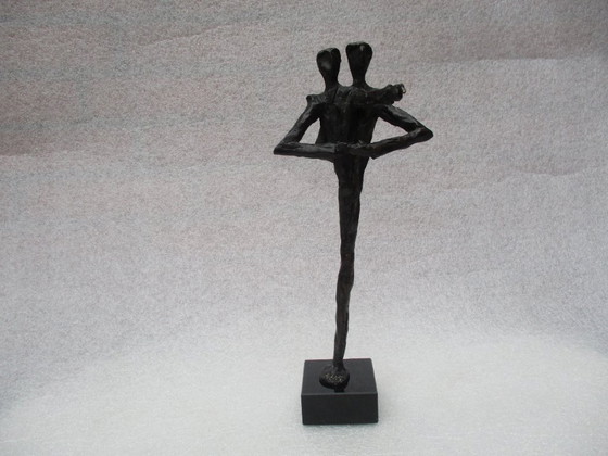 Image 1 of Klaas van den Berg - 1941 - 2018 Statua in bronzo "Ti mostrerò la strada"