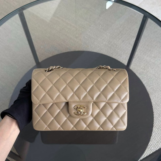 Image 1 of Borsa Chanel Classic Flap Small - Caviar 23CM trapuntata beige scuro, finiture dorate, microchip