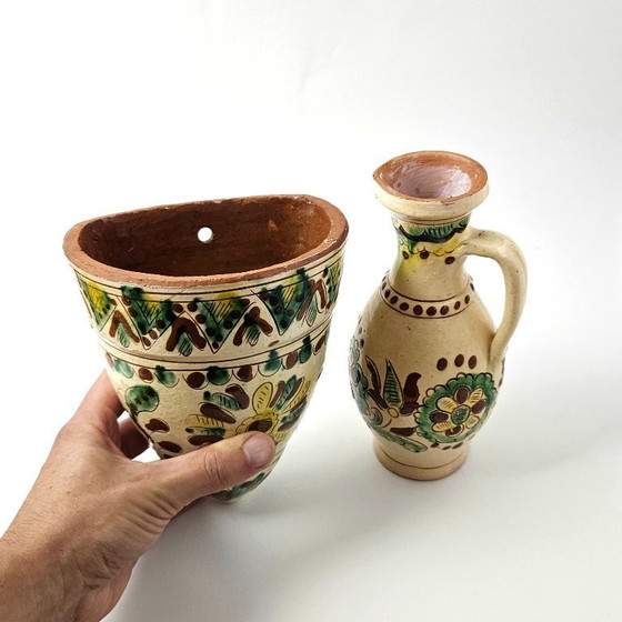 Image 1 of Ensemble de deux vases et d'un cache-pot mural en céramique hutsoul. Argile vintage peinte à la main, d'Ukraine.