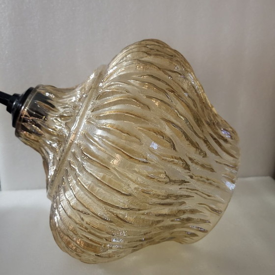 Image 1 of Lampada a sospensione vintage in vetro ambrato iridescente degli anni '60-'70