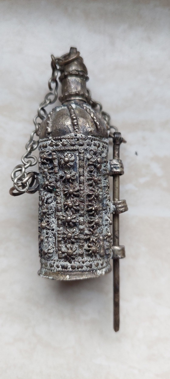 Image 1 of 2 héél aparte vintage parfumflesjes uit Jemen 