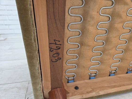 Image 1 of Fauteuil danois des années 1970, velours d'ameublement vert original, pieds en bois de teck