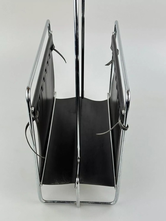 Image 1 of Revistero de metal de teca de los años 60 y 70 con diseño de mediados de siglo.