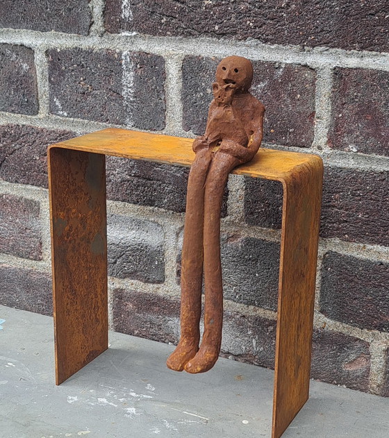 Image 1 of Uomo con gatto su piedistallo , ceramica e acciaio