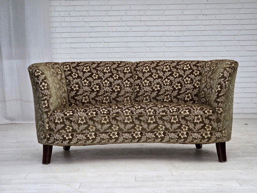 1960er Jahre, dänisches geschwungenes 2-Sitzer-Sofa, grüner Möbelvelours, Buchenholz.