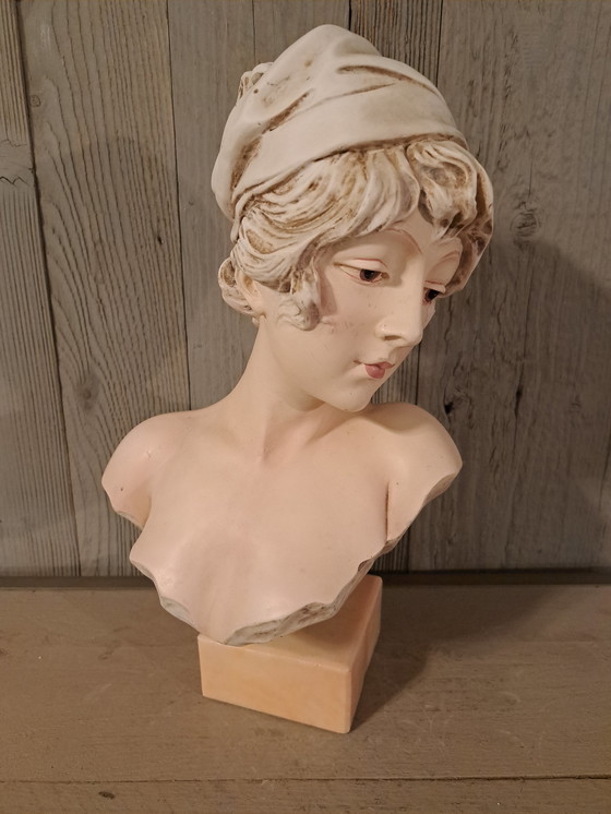Image 1 of Barocke Büste einer französischen Frau mit Hut: Marmorsockel