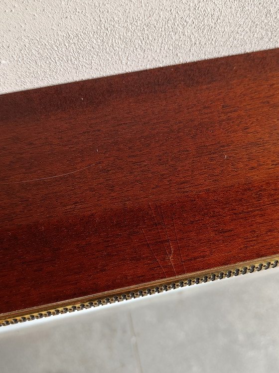 Image 1 of Estantería de pared de mediados de siglo en madera y latón, estante colgante de 3 niveles, estilo de los años 50-60.