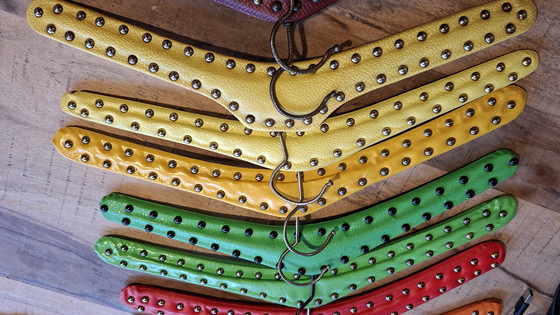 Image 1 of Vintage kledinghangers van skai met metalen studs uit de jaren 50/60diverse kleuren 