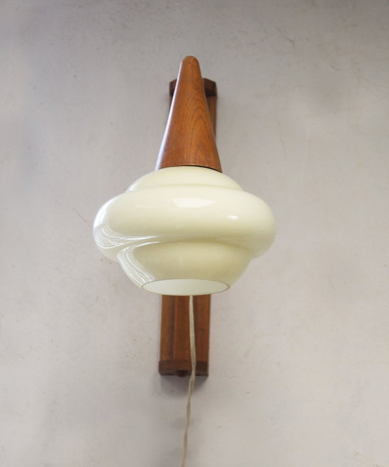 Vintage Tsjechische Houten Wandlamp Met Opaalglas, Jaren 60 – Wandlampen (photo 3 of 10)