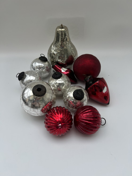 Image 1 of 1. Vintage glazen kerstballenset in rood en zilver