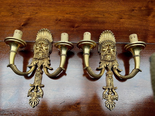 Een paar massief verguld bronzen wandlampen. (photo 2 of 5)