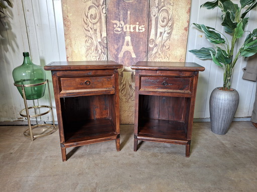 Mesitas de noche, cómoda y mesas auxiliares de teca, de 49x39cm y 69cm de alto.