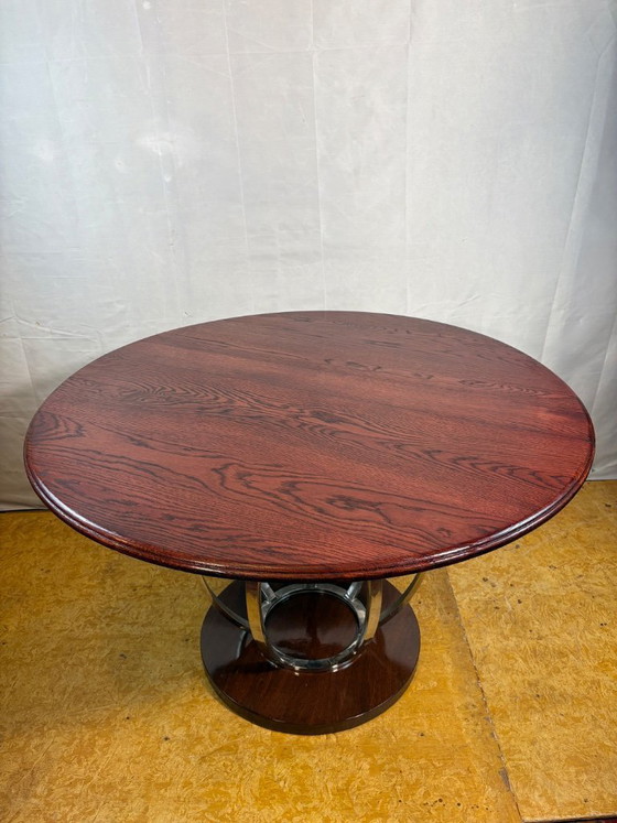 Image 1 of Vintage ronde eettafel in art-decostijl – eikenhouten blad en chromen onderstel – designgeïnspireerd. Breng tijdloze elegantie i