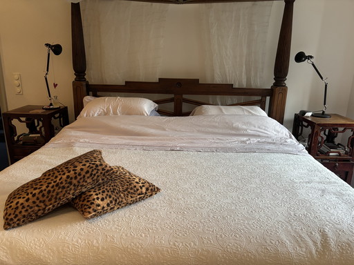 Hemelbed in Engels-koloniale stijl met nachtkastjes en bankje