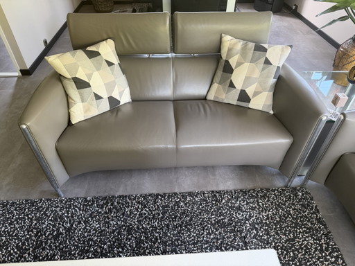 Twee mooie Leolux leren banken 3 +2,5 zits, poef + salontafel