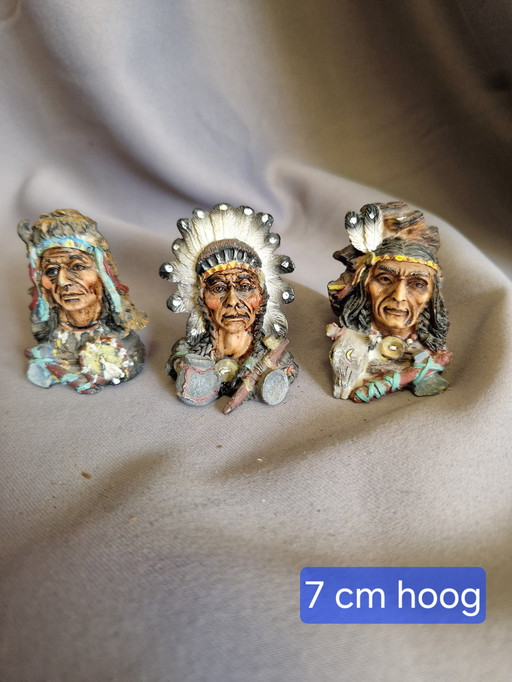 3 petites figurines indiennes