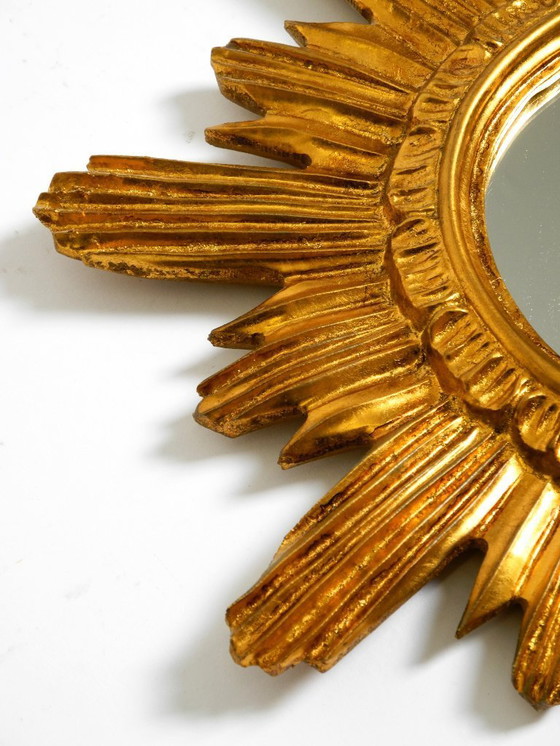 Image 1 of Bellissimo specchio da parete italiano del Mid Century Sunburst in legno e resina, placcato oro