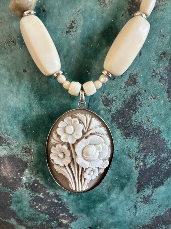 Image 1 of Nieuwe ketting met vintage kralen en steencamee lengte 49 cm