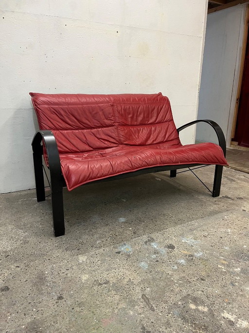 Sofá vintage IKEA Polhem - Diseño Tord Björklund, cuero rojo – 2 zitsbanken, Leather, Metal (photo 2 of 5)