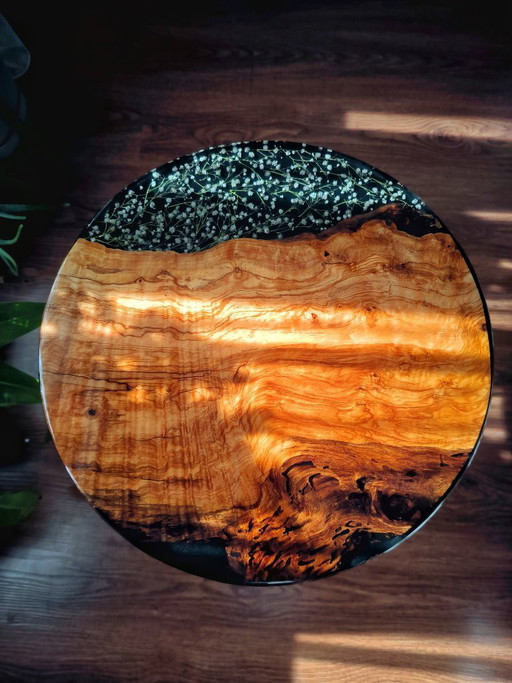 Olive Bloom – Mesa redonda hecha a mano con madera de olivo, resina epoxi y flores de gypsophila.
