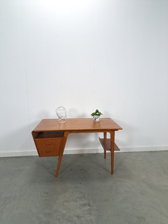 Image 1 of Teak vrijstaand partner bureau met schuine vormen, lades en extra uitschuifbaar werkblad